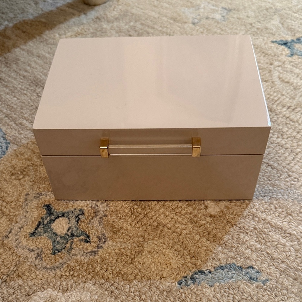 Elegant jewelry Box like new
